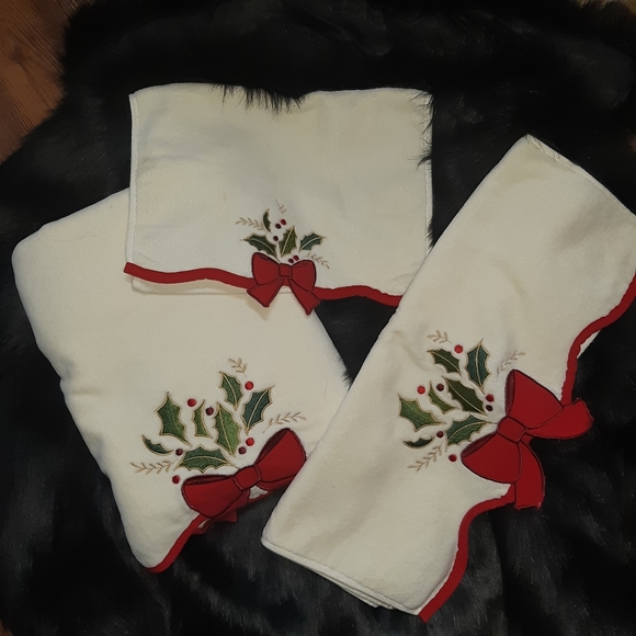 Wellesley Manor Holiday 3 Piece Set Wellesley Manor Holiday